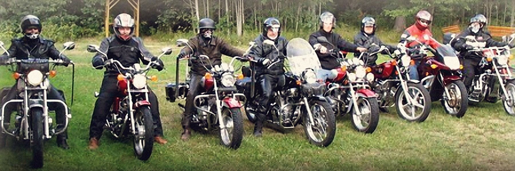 Členové klubu Iron Dogs na motorkách vedle sebe